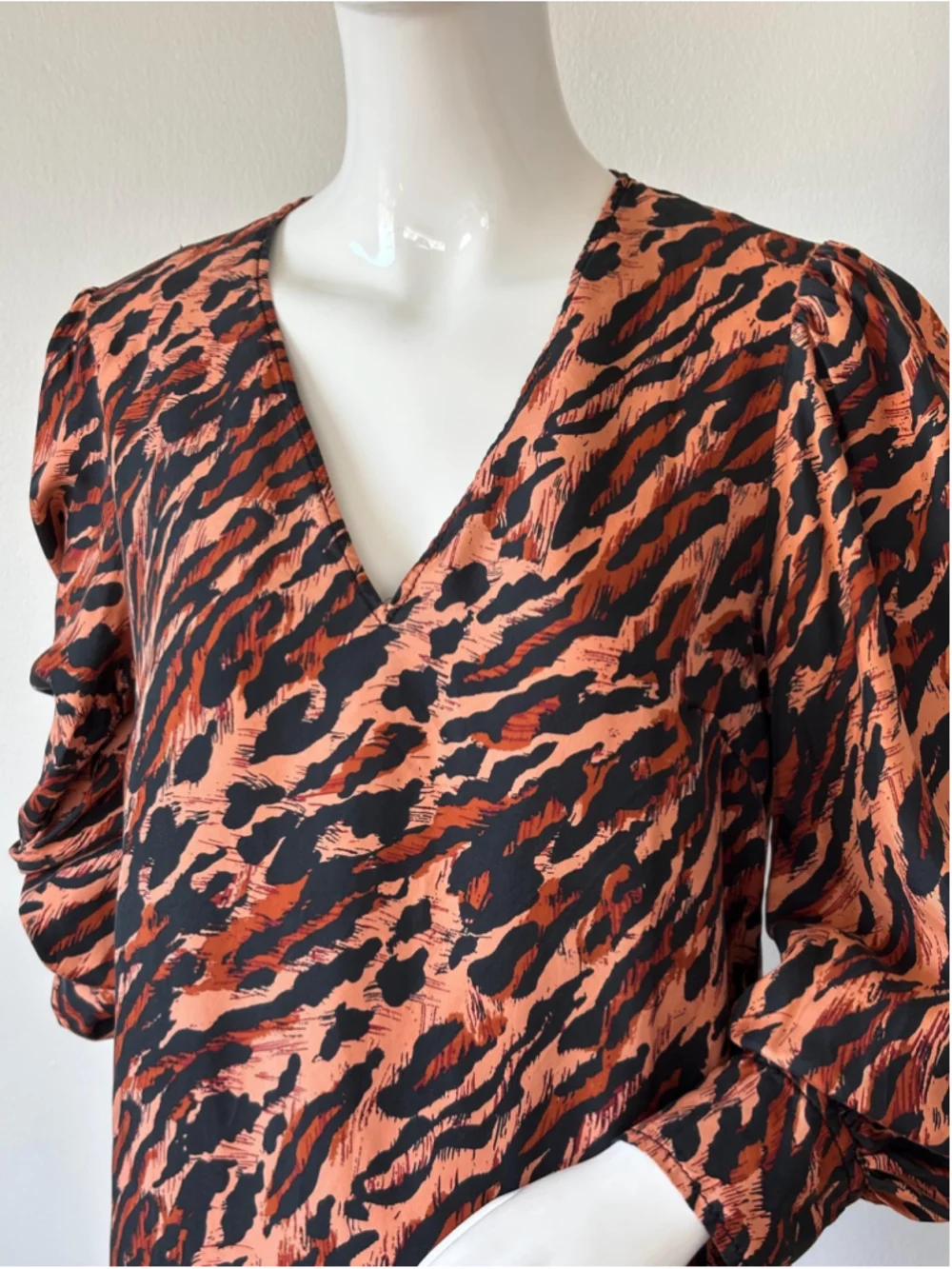 Sandro Paris Silk Leopard Print Dress FR 38 (M) V-Neck Puff Sleeve Mini Designer - Picture 4 of 9